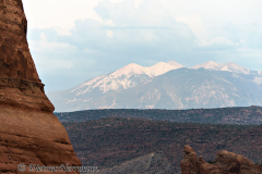 Schneegipfel-hinter-Delicate-Arch-D800E-040308