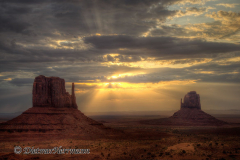 Monument-Valley-Sonnenaufgang-D800E-039017_18_19_20_21_tonemapped-klein