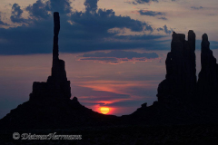 Monument-Valley-Sonnenaufgang-Totem-Pole-D800E-039699_701_703_fused